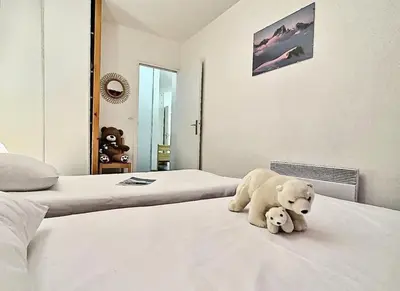 Un ou plusieurs lits dans un hébergement de l'établissement Résidence Le Bec Rouge - Appartement 3 pièces 8 personnes à Tignes ski aux pieds et proche des commerces dans le quartier du Lac. Grand espace de vie, cu MAE-2001