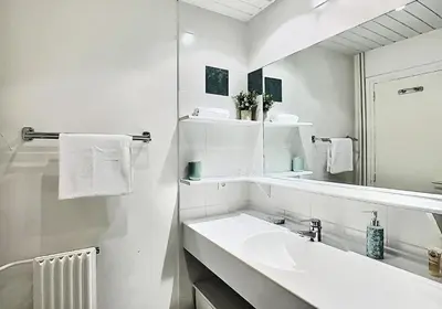 Salle de bains dans l'établissement Résidence Le Bec Rouge - Appartement 3 pièces 8 personnes à Tignes ski aux pieds et proche des commerces dans le quartier du Lac. Grand espace de vie, cu MAE-2001