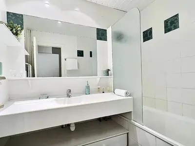 Salle de bains dans l'établissement Résidence Le Bec Rouge - Appartement 3 pièces 8 personnes à Tignes ski aux pieds et proche des commerces dans le quartier du Lac. Grand espace de vie, cu MAE-2001