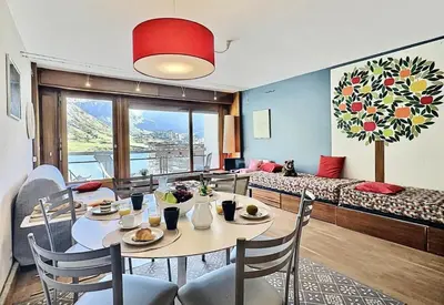 Coin salon dans l'établissement Résidence Les Ducs De Savoie - Appartement 2 pièces 6 personnes à Tignes au pied des commerces, du bowling et proche des pistes, de la piscine et de l'office d MAE-2010
