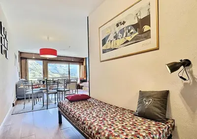 Coin salon dans l'établissement Résidence Les Ducs De Savoie - Appartement 2 pièces 6 personnes à Tignes au pied des commerces, du bowling et proche des pistes, de la piscine et de l'office d MAE-2010