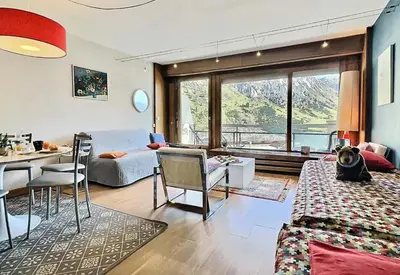 Coin salon dans l'établissement Résidence Les Ducs De Savoie - Appartement 2 pièces 6 personnes à Tignes au pied des commerces, du bowling et proche des pistes, de la piscine et de l'office d MAE-2010