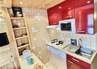 Cuisine ou kitchenette dans l'établissement Résidence Le Bec Rouge - Joli studio rénové avec goût pour 4 personnes à Tignes ski aux pieds et proche des commerces dans le quartier du Lac. Appartemen MAE-2094