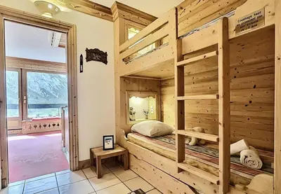 Un ou plusieurs lits dans un hébergement de l'établissement Résidence Le Bec Rouge - Joli studio rénové avec goût pour 4 personnes à Tignes ski aux pieds et proche des commerces dans le quartier du Lac. Appartemen MAE-2094