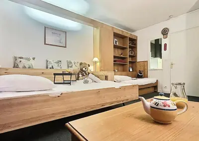 Un ou plusieurs lits dans un hébergement de l'établissement Résidence Le Bec Rouge - Studio 4 personnes à Tignes ski aux pieds et proche des commerces dans le quartier du Lac. Vue imprenable sur le Lac. MAE-2118