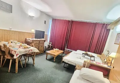 Un ou plusieurs lits dans un hébergement de l'établissement Résidence Le Bec Rouge - Studio 4 personnes à Tignes ski aux pieds et proche des commerces dans le quartier du Lac. Vue imprenable sur le Lac. MAE-2118