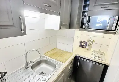 Cuisine ou kitchenette dans l'établissement Résidence Le Bec Rouge - Studio 4 personnes à Tignes ski aux pieds et proche des commerces dans le quartier du Lac. Vue imprenable sur le Lac. MAE-2118