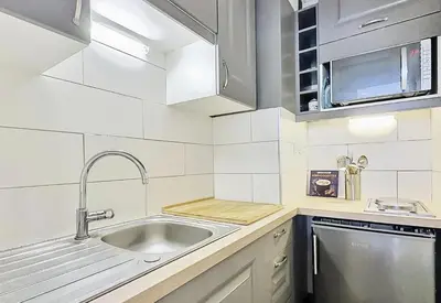 Cuisine ou kitchenette dans l'établissement Résidence Le Bec Rouge - Studio 4 personnes à Tignes ski aux pieds et proche des commerces dans le quartier du Lac. Vue imprenable sur le Lac. MAE-2118