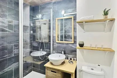 Salle de bains dans l'établissement Résidence Le Bec Rouge - Studio 4 personnes à Tignes ski aux pieds et proche des commerces dans le quartier du Lac. Vue imprenable sur le Lac. MAE-2118