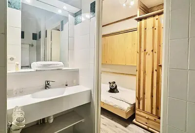 Salle de bains dans l'établissement Résidence Le Pramecou - Joli studio 4 personnes à Tignes proche des pistes et des commerces dans le quartier du Val Claret. Appartement situé au 5ème ét MAE-2133