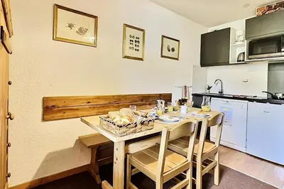 Cuisine ou kitchenette dans l'établissement Résidence Divaria - Studio 4 personnes à Tignes au pied des pistes et proche des commerces dans le quartier du Lac. MAE-2136