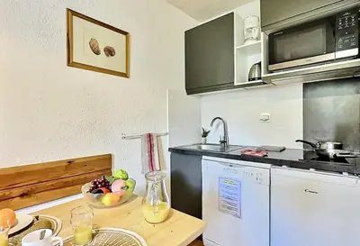 Cuisine ou kitchenette dans l'établissement Résidence Divaria - Studio 4 personnes à Tignes au pied des pistes et proche des commerces dans le quartier du Lac. MAE-2136