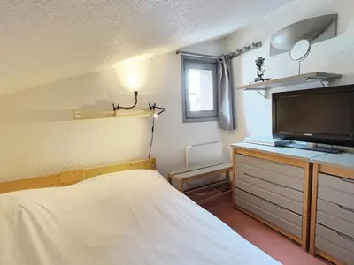 Télévision ou salle de divertissement dans l'établissement Résidence Rond-point Des Pistes Iii - Agréable appartement 3 pièces duplex pour 6 personnes situé à Val d’Isère, skis aux pieds et à 500m du centre du village, navett MAE-6556