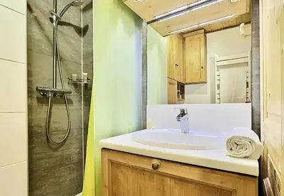 Salle de bains dans l'établissement Résidence Les Trolles - JOLI APPARTEMENT 4 PERSONNES PRES DES PISTES MAE-3604