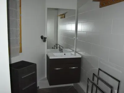 Salle de bains dans l'établissement Appartement familial, rez-de-jardin, 6 pers, parking - FR-1-464-201