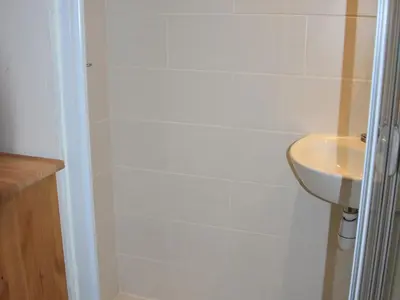 Salle de bains dans l'établissement Appartement familial, rez-de-jardin, 6 pers, parking - FR-1-464-201