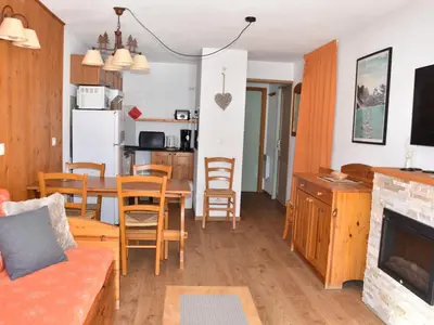 Télévision ou salle de divertissement dans l'établissement Appartement cosy proche centre 4 pers, balcon lumineux - FR-1-464-200