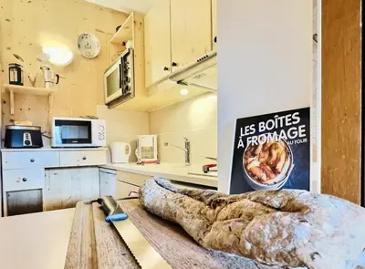 Cuisine ou kitchenette dans l'établissement Le Chalet De La Tour - Appartement 2 pièces 6 personnes à Tignes proche des commerces, des pistes et de l'office de toursime dans le quartier des Almes MAE-1692