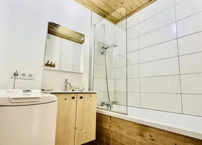 Salle de bains dans l'établissement Le Chalet De La Tour - Appartement 2 pièces 6 personnes à Tignes proche des commerces, des pistes et de l'office de toursime dans le quartier des Almes MAE-1692