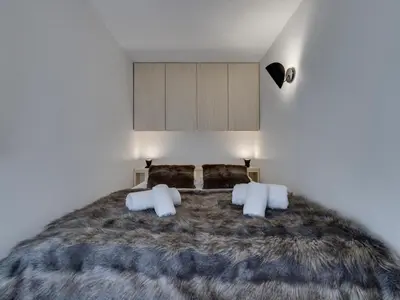 Un ou plusieurs lits dans un hébergement de l'établissement Appartement rénové, à 700m du centre et proche des pistes, avec balcon et WIFI - FR-1-567-92