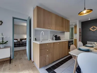 Cuisine ou kitchenette dans l'établissement Appartement rénové, à 700m du centre et proche des pistes, avec balcon et WIFI - FR-1-567-92