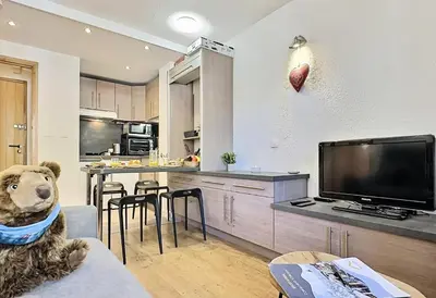 Télévision ou salle de divertissement dans l'établissement Résidence Les Jardins De Val - Agréable studio cabine complètement rénové pour 4 personnes situé à Val d'isère à 350m du centre du village et 450m des pistes MAE-0164