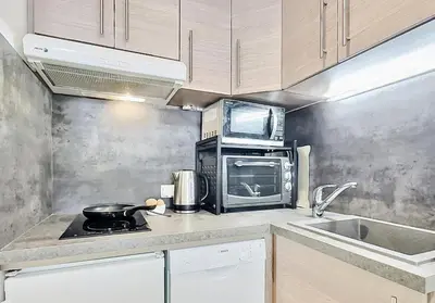 Cuisine ou kitchenette dans l'établissement Résidence Les Jardins De Val - Agréable studio cabine complètement rénové pour 4 personnes situé à Val d'isère à 350m du centre du village et 450m des pistes MAE-0164