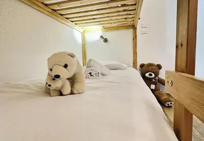 Un ou plusieurs lits dans un hébergement de l'établissement Résidence Les Jardins De Val - Agréable studio cabine complètement rénové pour 4 personnes situé à Val d'isère à 350m du centre du village et 450m des pistes MAE-0164