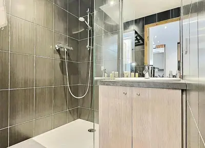 Salle de bains dans l'établissement Résidence Les Jardins De Val - Agréable studio cabine complètement rénové pour 4 personnes situé à Val d'isère à 350m du centre du village et 450m des pistes MAE-0164