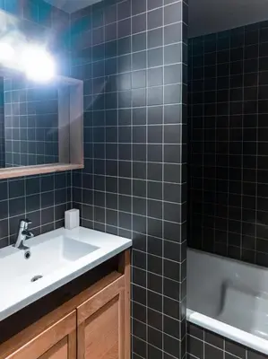 Salle de bains dans l'établissement Résidence Nova - Très beau duplex, entièrement rénové pour 8 personnes, proche des pistes et des commerces, au centre de la station d'Arc 1800 da MAE-1663