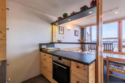 Cuisine ou kitchenette dans l'établissement Résidence Aiguille Grive Bat Iii - Très beau duplex de 4 pièces pour 8 personnes, skis aux pieds, dans le village de Charmettoger à Arc 1800 MAE-1665