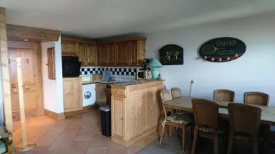 Cuisine ou kitchenette dans l'établissement Résidence Chantel - Charmant duplex de 4 pièces dans une résidence au pied des pistes dans le quartier du Chantel. MAE-1678