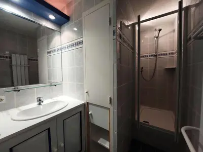 Salle de bains dans l'établissement Résidence Tournavelles - Appartement 4 pièces pour 8 personnes en duplex, au pied des pistes et des commerces, proche de l'ESF et de la garderie dans le MAE-1683