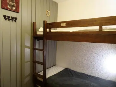 Un ou plusieurs lits dans un hébergement de l'établissement Résidence Belles Challes - Beau studio pour 4 personnes ambiance chalet, skis aux pieds, proche des commerces, dans le village du Charvet à Arc 1800 MAE-1793