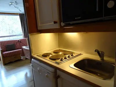 Cuisine ou kitchenette dans l'établissement Résidence Belles Challes - Beau studio pour 4 personnes ambiance chalet, skis aux pieds, proche des commerces, dans le village du Charvet à Arc 1800 MAE-1793