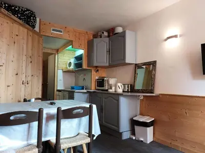 Cuisine ou kitchenette dans l'établissement Résidence Armoise - Studio 3 personnes à Arc 1800 en centre station, proche des pistes et des commerces, dans le village des Villards MAE-1847