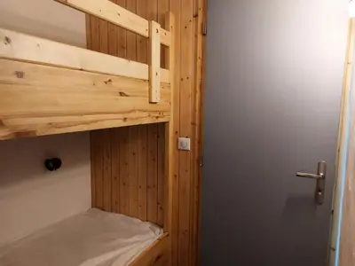 Un ou plusieurs lits dans un hébergement de l'établissement Résidence Armoise - Studio 3 personnes à Arc 1800 en centre station, proche des pistes et des commerces, dans le village des Villards MAE-1847