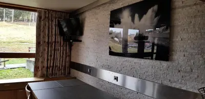 Télévision ou salle de divertissement dans l'établissement Résidence Tournavelles - Bel appartement 4 pièces pour 8/10 personnes en duplex, avec vue sur les pistes, skis aux pieds et proche des commerces dans le MAE-1864
