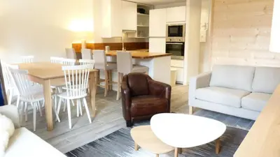 Cuisine ou kitchenette dans l'établissement Résidence Aiguille Des Glaciers - Appartement 4 pièces entièrement rénové pour 8 personnes au coeur de la station d'Arc 1800 dans le village des Villards MAE-1871