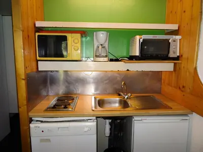 Cuisine ou kitchenette dans l'établissement Résidence Lauzieres - Appartement 2 pièces pour 7 personnes skis aux pieds et proche des commerces dans le village du Charvet à Arc 1800 MAE-1876