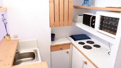 Cuisine ou kitchenette dans l'établissement Résidence Aiguille Grive Bat Ii - Joli 3 pièces 6 personnes en duplex proche des pistes dans le village de Charmettoger à Arc 1800 MAE-1897