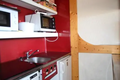 Cuisine ou kitchenette dans l'établissement Résidence Bequi-rouge - Appartement 2 pièces 5 personnes, proche des pistes, au cœur de la station d’Arc 1800 dans le village des Villards MAE-1920