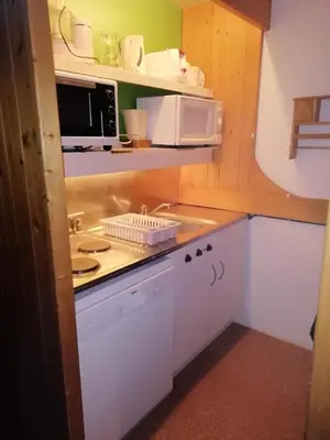 Cuisine ou kitchenette dans l'établissement Résidence Lauzieres - Studio 5 personnes skis aux pieds et proche des commerces dans le village du Charvet à Arc 1800 MAE-1927