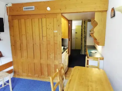 Télévision ou salle de divertissement dans l'établissement Résidence Belles Challes - Studio 4 personnes à Arc 1800 skis aux pieds et proche des commerces dans le village du Charvet MAE-1945