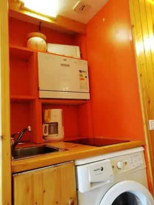 Cuisine ou kitchenette dans l'établissement Résidence Grand Arbois - Studio 4 personnes au cœur de la station d'Arc 1800 dans le village des Villards, proche des pistes et des commerces MAE-1957