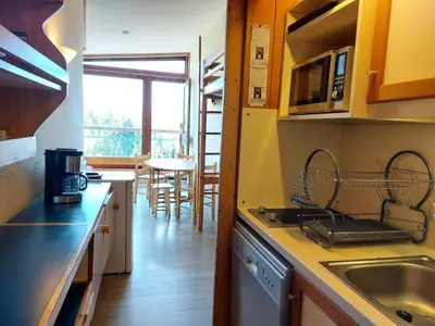 Cuisine ou kitchenette dans l'établissement Résidence Belles Challes - Studio 4 personnes à Arc 1800 skis aux pieds et proche des commerces dans le village du Charvet MAE-1962