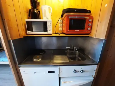 Cuisine ou kitchenette dans l'établissement Résidence Belles Challes - Studio 4 personnes à Arc 1800 skis aux pieds et proche des commerces dans le village du Charvet MAE-1963