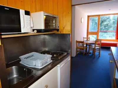 Cuisine ou kitchenette dans l'établissement Résidence Belles Challes - Studio 4 personnes à Arc 1800 skis aux pieds et proche des commerces dans le village du Charvet MAE-1972