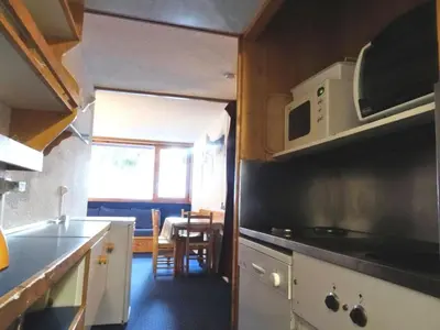 Cuisine ou kitchenette dans l'établissement Résidence Belles Challes - Studio 4 personnes à Arc 1800 skis aux pieds et proche des commerces dans le village du Charvet MAE-1977