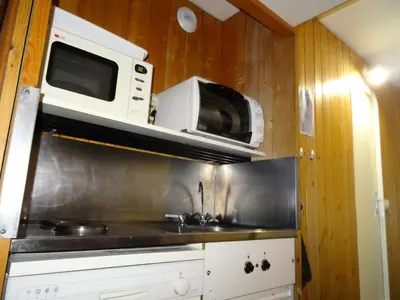 Cuisine ou kitchenette dans l'établissement Résidence Belles Challes - Studio 4 personnes à Arc 1800 skis aux pieds et proche des commerces dans le village du Charvet MAE-1977